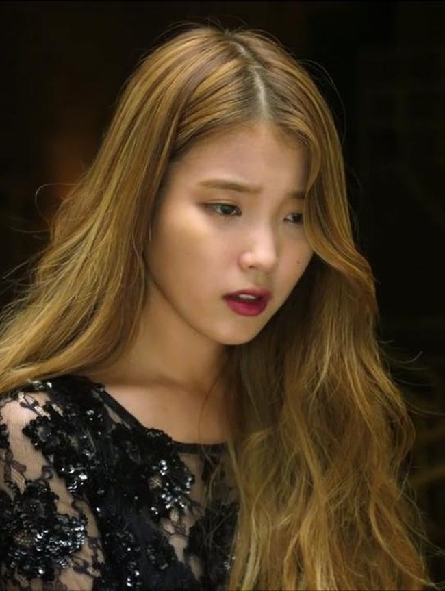 Penyanyi IU pernah jadi korban gosip haters pada 2013, ketika ia dirumorkan sedang mempersiapkan pernikahan dengan salah satu anggota boyband terkenal. Pihak IU segera bertindak dan meminta investigasi dilakukan. Pelakunya pun tertangkap. Foto: GQ Korea.