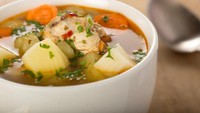Chef dari restoran berbintang 3 Michelin, Clare Smyth menyarankan Anda untuk bisa membuat sup sayuran sederhana. Menurutnya sup mudah dibuat, murah, lezat dan bergizi. Foto: iStock