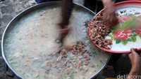 Memasukkan racikan daging sapi sebagai campuran bubur samin.