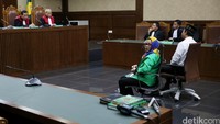 Vonis enam tahun penjara itu dijatuhkan Dewie Yasin Limpo, dan stafnya Bambang Wahyu Hadi. Keduanya dinilai terbukti menerima suap dari pengusaha.
