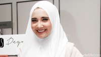 Ia terlihat cantik dengan hijab putih yang sederhana. Pool/Gus Mun/detikFoto.