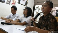 Mereka menyoroti menguatnya praktik pembatasan negara pada arena kebebasan sipil, juga diikuti dengan lahirnya sejumlah kebijakan keamanan yang membangun sentimen negatif pada praktik demokrasi dan hak asasi manusia di Indonesia.