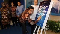 Dirut Peruri Prasetio menandatangani replika buku Out of Comfort Zone: Transformasi Peruri Menjadi Perusahaan Terbaik.