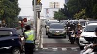 Meski sterilisasi busway telah diberlakukan, masih terlihat pengendara mobil maupun motor yang nyelonong.