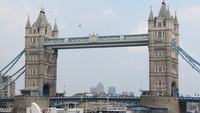 Tower Bridge adalah landmark Kota London. Jembatan unik ini oleh wisatawan, sering tertukar nama dengan London Bridge (Fitraya/detikTravel)