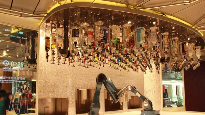 Keren! Dilayani Oleh Robot Bartender di Atas Kapal Cruise