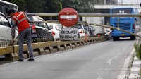 Petugas menutup portal Busway.