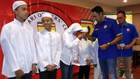 Anak yatim menerima santunan. Ist/FOCI.