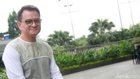 Pria berusia 47 tahun itu tampil dengan baju gamis berwarna putih hijau dan celana hijau. Pool/Gus Mun/detikFoto.