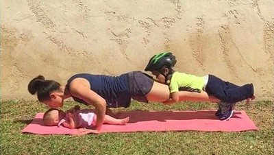 Olahraga yang Bisa Dilakukan Ibu Sambil Jaga Anak, Mau Coba?