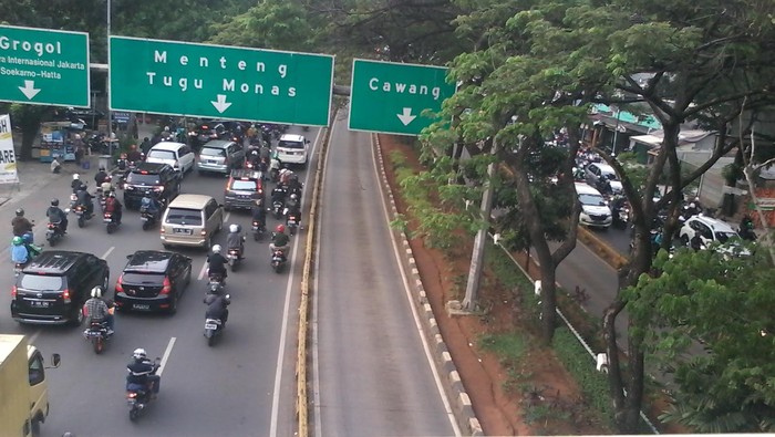 Tak Ada Lagi Pemotor Nakal di Busway Jl Terusan Kuningan Sore Ini
