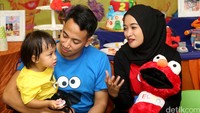 Sang anak juga lebih lengket dengan ayahnya, Muhammad Fattah Riphat.