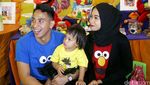 Kebersamaan Poppy Bunga dengan Suami dan Putri Tercinta