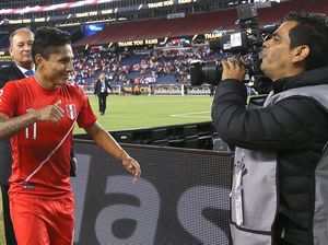 Ruidiaz Klaim Bola Kena Paha, bukan Tangannya