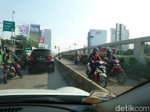 Lihat Pemotor ini, Takut Polisi dan Lawan Arah di Jalur TransJ Gatot Subroto