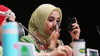 Sebagai publik figur, bintang film Aisyah itu tentu ingin selalu terlihat cantik di depan kamera.