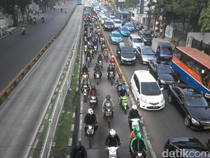 Polisi Harus Konsisten Tilang Penerobos Busway