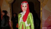 Ia memadukannya dengan hijab merah menyala.