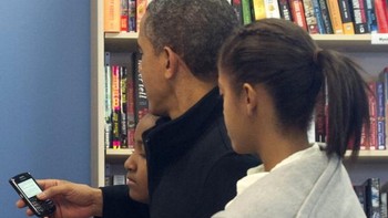 Saat bersama anak-anaknya pun gadget yang dipegang Obama tetap BlackBerry. Foto: GettyImages