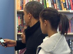 Obama Ketika Masih Lengket dengan BlackBerry