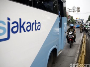 TransJakarta Bagi-bagi Takjil Buka Puasa ke Penumpang di Seluruh Koridor