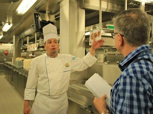 Mengintip Isi Dapur Kapal Pesiar Terbesar di Asia