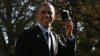 Obama selalu menenteng BlackBerry buatan Kanada ketimbang iPhone atau Motorola yang mengusung jargon made in USA. Foto: GettyImages