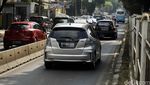 Pengendara Nakal Nekat Terobos Busway