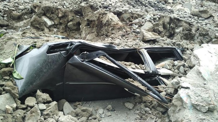 Tembok Pembatas Jalan di Latumenten Roboh , 1 Mobil Tertimpa