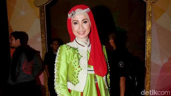 Sammy Rela Hadiri Pernikahan Desy Ratnasari