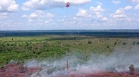 Heli Jenis Superpuma melakukan pemadaman kebakaran hutan Riau. (dok. APP)