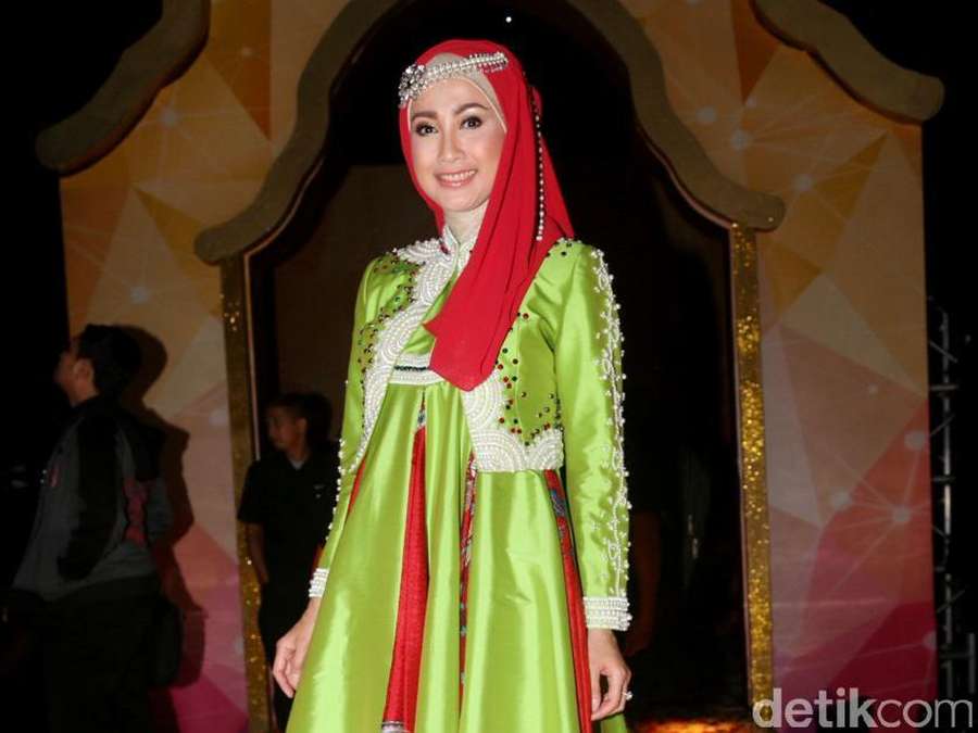 Desy Ratnasari Bergaya dengan Busana  Muslim  ala Hanbok  