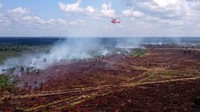 Selain 2 heli jenis superpuma yang diperbantukan, APP Sinar Mas Forestry juga mengerahkan 12 orang tim darat lengkap dengan peralatan yang tergabung dalam tim satgas karlahut untuk memadamkan kebakaran yang berada di luar areal konsesi HTI Sinar Mas. (dok. APP)