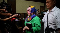 Dewie Yasin Limpo langsung menangis sesegukan mendengar vonis hakim tersebut.