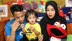 Kebersamaan Poppy Bunga dengan Suami dan Putri Tercinta