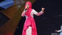 Fatin tampil manis kenakan busana bernuansa pink dan silver.