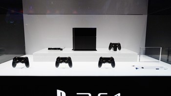 Dilahirkan 2013 silam, PS4 dibekali RAM 8GB dan VRAM 1GB. Di controller PS4 makin canggih, masih mengusung wireless yang kemudian ditambah adanya touchpad untuk mengarahkan kursor. Foto: Getty Images