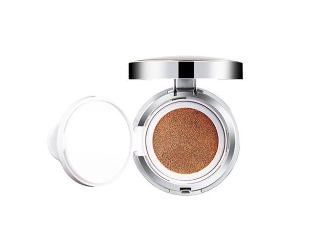 1. AmorePacific Color Control Cushion Compact Broad Spectrum SPF 50
AmorePacific merupakan brand asal Korea Selatan yang juga digemari para pecinta kecantikan. Salah satu produk andalannya adalah cushion compact berikut ini. Dilansir Byrdie, makeup artist Jenn Streicher pun merekomendasikannya. Menurutkan item tersebut memberikan hasil natural yang dewy atau berembun. Kosmetik seharga Rp 800 ribuan tersebut pantas digunakan saat cuaca panas karena dilengkapi SPF 50. Disediakan dengan lima warna, alas bedak tersebut juga akan menghidrasi sekaligus mencerahkan.