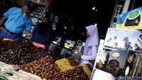Menurut salah satu penjual Kurma yang cukup laris penjualannya adalah kurma madu asal madinah baik yang berjenis kering ataupun basah dan dibanderol mulai dari Rp 80 ribu/kg.