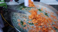 Seluruh bumbu yang sudah disiapkan dimasukkan satu per satu dalam adonan bubur.