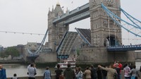 Momen yang ditunggu-tunggu wisatawan. Tower Bridge diangkat dan ada kapal melintas di bawahnya. Wisatawan menontonnya dari Taman Potters Field (Fitraya/detikTravel)