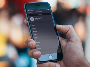 Mau Gelap-gelapan di iPhone? Begini Caranya
