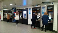 Tiket Tube menggunakan kartu elektronik macam e-Money yang disebut kartu Oyster. Pulsanya bisa dibeli di mesin tiket elektronik di stasiun (Fitraya/detikTravel)