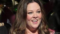 Melissa McCarthy tampak antusias dan jenaka saat melintasi jalur yang membuat para fans histeris.