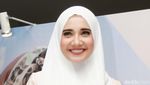 Zaskia Sungkar Manis dengan Hijab Sederhana