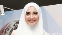 Istri Irwansyah itu mengenakan lensa kontak abu-abu dan lipstik merah. Pool/Gus Mun/detikFoto.