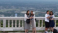 Foto: Wat Phrathat Doi Suthep bisa ditemukan di Chiang Mai, sebelah utara Thailand. Vihara dibangun di atas Doi Suthep atau Gunung Suthep, sehingga dari sana bisa terlihat pemandangan Chiang Mai dari ketinggian (Baban/detikTravel)