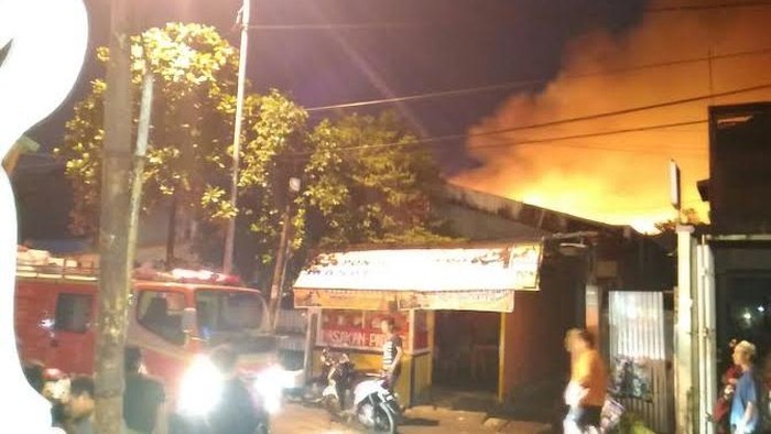 Pabrik Kerupuk Terbakar, Dua Anggota PMK Terluka