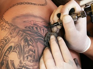 Hukum Tato dalam Islam Beserta Dalil Haditsnya