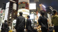 Di Ginza, traveler bisa puas belanja barang fashion ataupun elektronik. Menuju Ginza pun tak sulit, tinggal naik kereta dan turun di Stasiun Ginza (Kurnia/detikTravel)